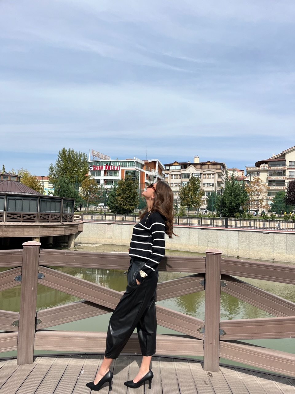 Siyah Paça Düğme Detay Deri Pantolon